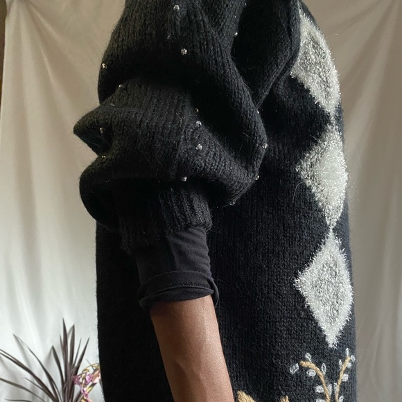 Vintage sweater cardigan with embroidered floral details - Picture 6 of 9